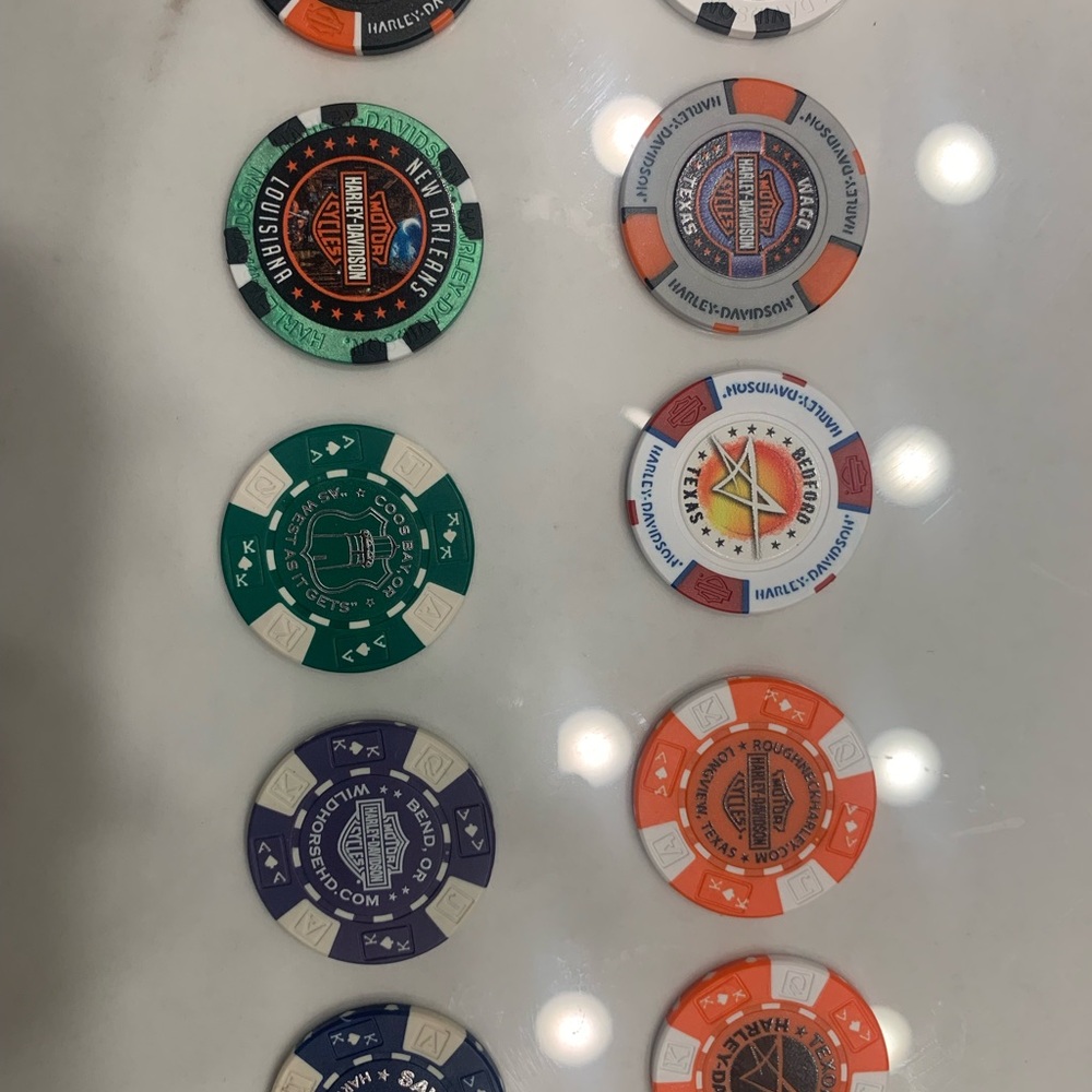 Lot of 10 HD poker chips. Various states. See description for cities.